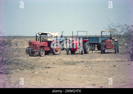 Traktoren werden im Allgemeinen mit der Landwirtschaft in Verbindung gebracht, da Landwirte sie neben Maschinen einsetzen, um Arbeitsgeräte wie Pflügen, Pflügen, Aussaaten und Eggen zu betreiben. Außerdem wird ein Traktor zum Schieben oder Ziehen der Maschine verwendet, wodurch die landwirtschaftliche Arbeit bequemer wird. Stockfoto