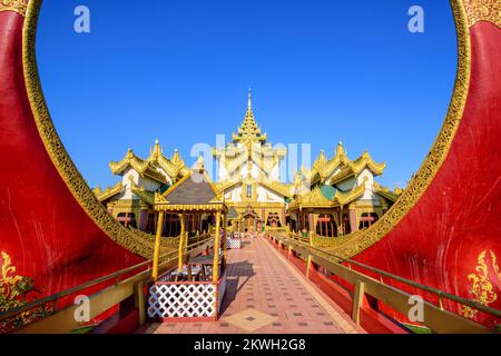 RANGUN (YANGON), MYANMAR - 17. OKTOBER 2015: Eintritt zum Karaweik-Palast im Königlichen See Kandawgyi. Stockfoto