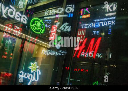 Moskau, Russland. 17.. November 2022. Logos von H&M und Uniqlo an der Fassade des Einkaufszentrums Afimall City in Moskau. Kredit: SOPA Images Limited/Alamy Live News Stockfoto