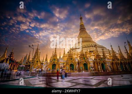 YANGON, MYANMAR - 17. OKTOBER 2015: Die Morgenanbeter besuchen die Shwedagon Pagode. Shwedagon Pagode ist die heiligste buddhistische Pagode in Myanmar. Stockfoto