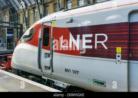LNER Azuma Diesel-Elektro-Hybridzug am Bahnhof King's Cross in London. Stockfoto