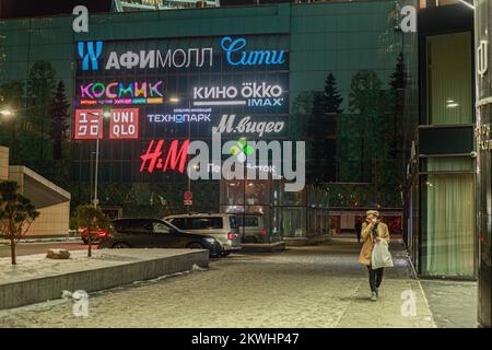 Moskau, Russland. 17.. November 2022. Logos von H&M und Uniqlo an der Fassade des Einkaufszentrums Afimall City in Moskau. (Kreditbild: © Alexander Sayganov/SOPA Images via ZUMA Press Wire) Stockfoto