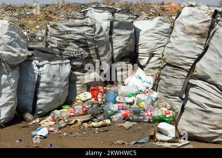 Stock Foto von Müllsäcken und leeren Plastikflaschen auf der Abfallentsorgungsstelle bereit, von der Abfallentsorgungsfirma für das Recycling gesammelt werden Stockfoto