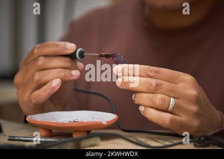 Nahaufnahme von Juwelierinnen, die Wachsform Formen und gleichzeitig handgefertigten Schmuck herstellen Stockfoto