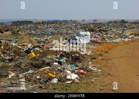 Lagerfoto von Müllbeuteln und anderen Kunststoffgegenständen sowie Mülldeponie, die von der Entsorgungsfirma zur Freigabe abgeholt werden können Stockfoto
