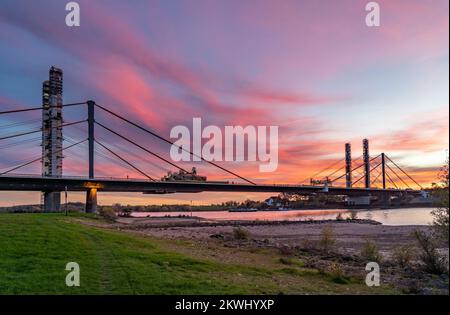 Neubau der Autobahnbrücke Neuenkamp an der A40, über dem Rhein bei Duisburg, Abendbauarbeiten, Freitrampelmontage der Stockfoto