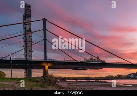 Neubau der Autobahnbrücke Neuenkamp an der A40, über dem Rhein bei Duisburg, Abendbauarbeiten, Freitrampelmontage der Stockfoto