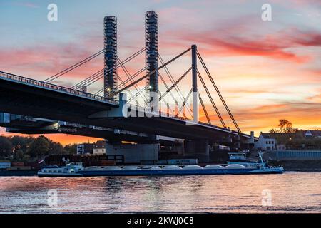 Neubau der Autobahnbrücke Neuenkamp an der A40, über dem Rhein bei Duisburg, Abendbauarbeiten, Freitrampelmontage der Stockfoto
