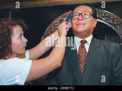 Gill Griffith aus Liverpool, Head of Hair von „Madame Tussaud's“, kämmt das Haar der Wachsfigur des chinesischen Präsidenten Jiang Zemin als Vorbereitung auf die offizielle Eröffnung der Zweigstelle des Wachsmuseums in Hongkong weiter. Das Hong Kong Madame Tussauds Museum hat 100 Wachsfiguren, zu denen neben internationalen Persönlichkeiten auch chinesische Staatsmänner und lokale Filmstars gehören, die zu einem späteren Zeitpunkt ausgestellt werden. Stockfoto