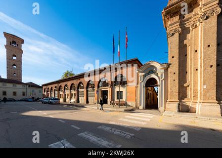 Carmagnola, Turin, Italien - 05. November 2022: piazza Alessandro Manzoni mit Eingang zum Rathaus und der Kaserne der Feuerwehr und dem Glockenturm Stockfoto