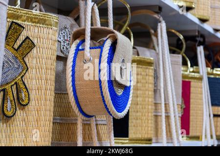 Handgemachte Strohkörbe im Souvenirladen auf dem alten Markt von Nabeul. Stockfoto