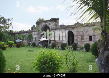 INDIEN, GUJRAT, AHMEDABAD, September 2022, Bewohner der Moschee von Sultan Ahmed Shah oder Shahi Jam-e-Masjid, sie wurde im Jahr 1414 n. Chr. von Sul erbaut Stockfoto