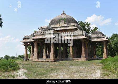 Blick von links - Cenotaph - Maqbara achteckige Säulen und Kuppelseite von Alif Khan Masjid, erbaut im Jahr 1325 v. Chr. von Alif Bhukai in Dholka, Gujrat, Ind Stockfoto