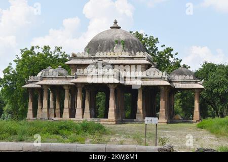 Vorderansicht - Cenotaph - achteckige Säulen und Kuppel von Maqbara an der Seite von Alif Khan Masjid, erbaut 1325 v. Chr. von Alif Bhukai in Dholka, Gujrat, Indien Stockfoto