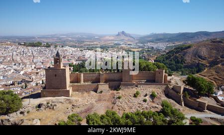 Draufsicht über das Schloss Antequera mit dem Naturdenkmal Lovers' Rock im Hintergrund. Touristenreisen nach Spanien. Historisches Interesse. Stockfoto