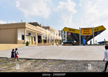 INDIEN, GUJRAT, Oktober 2022, Leute am Bahnsteig von Dholka Bahnhof, in der Nähe des Palastes und in der Nähe von Khan Talav Stockfoto