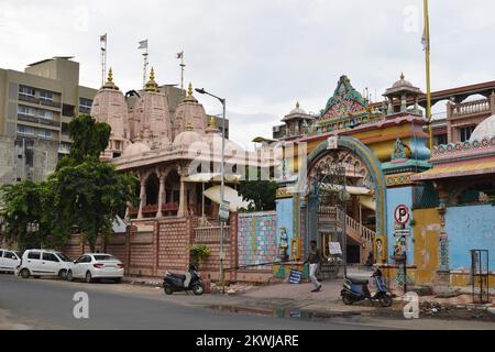 INDIEN, GUJRAT, AHMEDABAD, Oktober 2022, Menschen im Swaminarayan Tempel, (pagla mandir) Jain Tempel, Lala Lajpat Rai Marg Stockfoto