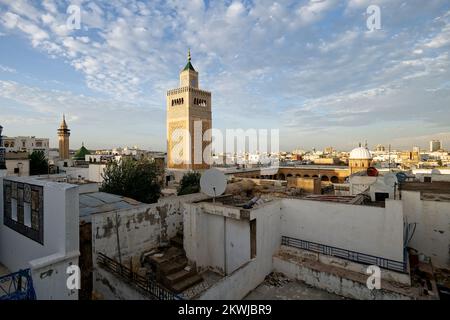 Alte Medina von Tunis. Rund 700 Denkmäler, darunter Paläste, Moscheen, Mausoleen, Madrasen und Brunnen, Bezeugen Sie diese bemerkenswerte historische Stadt. Stockfoto