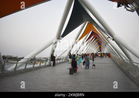 INDIEN, GUJRAT, AHMEDABAD, September 2022, Menschen an der Atal-Fußgängerbrücke, eine Fußgängerbrücke am Sabarmati-Fluss Stockfoto