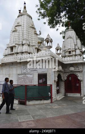 INDIEN, GUJRAT, AHMEDABAD, 2022. Oktober, Menschen im Hanumanji-Tempel in weißem Marmor in der Nähe des Kankaria-Sees gebaut Stockfoto