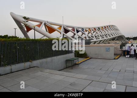 INDIEN, GUJRAT, AHMEDABAD, September 2022, Menschen an der Atal-Fußgängerbrücke, eine Fußgängerbrücke am Sabarmati-Fluss Stockfoto