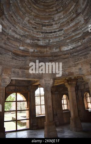 Shaher ki Masjid, Steinschnitzereien auf Säulen und Kuppel, erbaut von Sultan Mahmud Begada aus dem 15.. Bis 16.. Jahrhundert. Ein UNESCO-Weltkulturerbe, Gujarat, Stockfoto