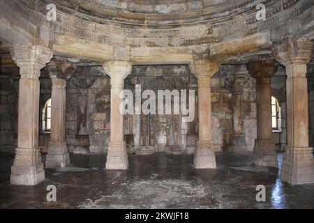 Shaher ki Masjid, Steinschnitzereien auf Säulen, Mauern und Kuppeln wurden von Sultan Mahmud Begada aus dem 15.. Bis 16.. Jahrhundert erbaut. Guj, ein UNESCO-Weltkulturerbe Stockfoto