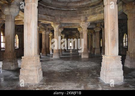 Shaher ki Masjid, Innenansicht mit Schnitzereien auf Säulen und Kuppel, erbaut von Sultan Mahmud Begada aus dem 15.. Bis 16.. Jahrhundert. Ein UNESCO-Weltkulturerbe, Gu Stockfoto