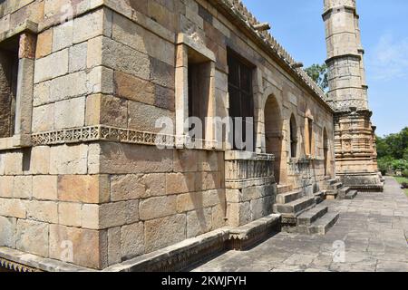 Shaher ki Masjid, Eingang Masjid - Blick von links, islamische religiöse Architektur, erbaut von Sultan Mahmud Begada aus dem 15.. Bis 16.. Jahrhundert. UNESCO-WELTKULTURERBE Stockfoto