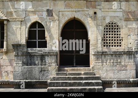 Shaher ki Masjid, rechter Vordereingang, Fenster, Treppen, islamische religiöse Architektur, Erbaut von Sultan Mahmud Begada 15.. - 16.. Jahrhundert. EIN UNESCO W Stockfoto