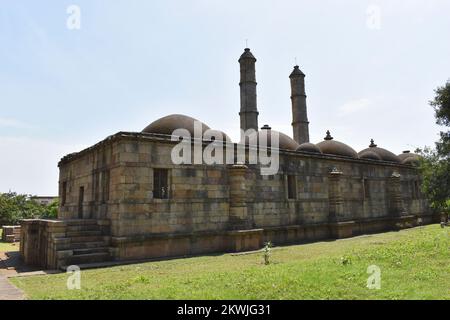 Shaher ki Masjid, außen von der linken Seite, erbaut von Sultan Mahmud Begada aus dem 15.. Bis 16.. Jahrhundert. Ein UNESCO-Weltkulturerbe, Gujarat, Champaner, Stockfoto