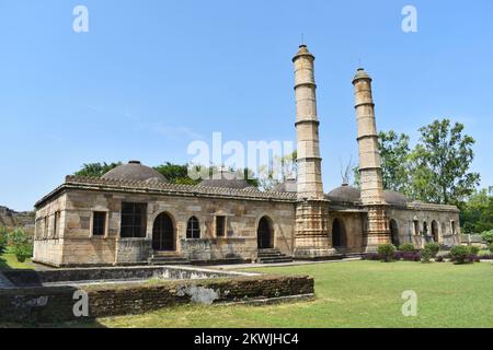 Rückblick auf Shaher ki Masjid, islamische religiöse Architektur, erbaut von Sultan Mahmud Begada aus dem 15.. Bis 16.. Jahrhundert. Ein UNESCO-Weltkulturerbe in Stockfoto