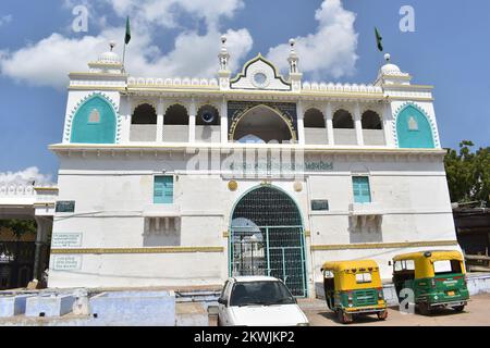 Vorderansicht des Haupteingangs von Hazrat Khwaja Hasan Khatib Chishty Rehmatullah Dargah, in der Nähe der Bushaltestelle Dholka, Gujarat, Indien. Stockfoto