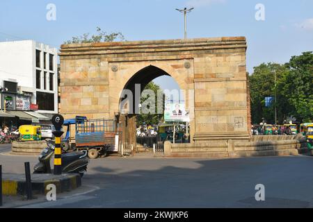 INDIEN, GUJRAT, AHMEDABAD, September 2022, Astodia Darwaza, Das wunderschöne Heritage Gate ist einer der Eingänge Stockfoto