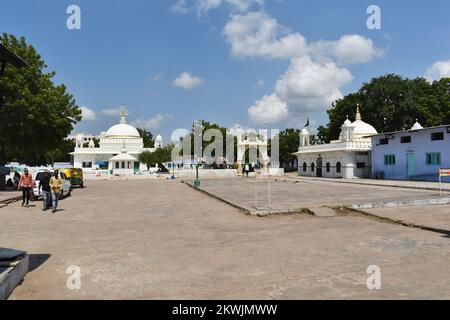 INDIEN, GUJRAT, DHOLKA, Oktober 2022, Rückansicht von Hazrat Khwaja Hasan Khatib Chishty Rehmatullah Dargah und Sodagar Bawa-Raum, in der Nähe des Bushaltes Dholka, Stockfoto