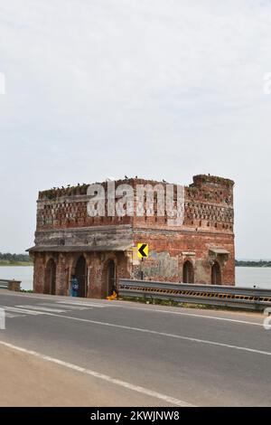 INDIEN, GUJRAT, Oktober 2022, Kabutarkhana Baradari, ein Wasserpavillon, An den Ufern von Vada Talao, wurde in Ziegeln gebaut, Champaner-Pavagadh Archäologisch Stockfoto