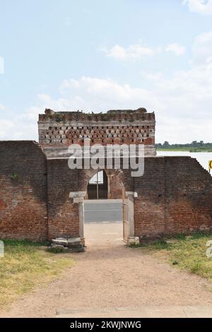 Khajuri Masjid Entarance, gegenüber Kabutarkhana Baradari, Champaner-Pavagadh Archäologischer Park, UNESCO-Weltkulturerbe, Gujarat, Indien Stockfoto