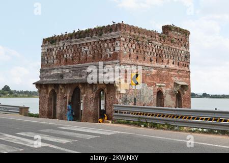 INDIEN, GUJRAT, Oktober 2022, Kabutarkhana Baradari, ein Wasserpavillon, An den Ufern von Vada Talao, wurde in Ziegeln gebaut, Champaner-Pavagadh Archäologisch Stockfoto