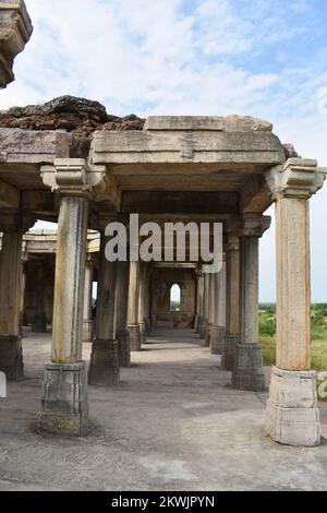 Khajuri Masjid Champaner-Pavagadh Archäologischer Park, innere Steinsäulenruinen, UNESCO-Weltkulturerbe, Gujarat, Indien Stockfoto