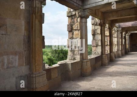 Khajuri Masjid Champaner-Pavagadh Archäologischer Park, innere Steinsäulenruinen, horizontales Bild, UNESCO-Weltkulturerbe, Gujarat, Indien Stockfoto