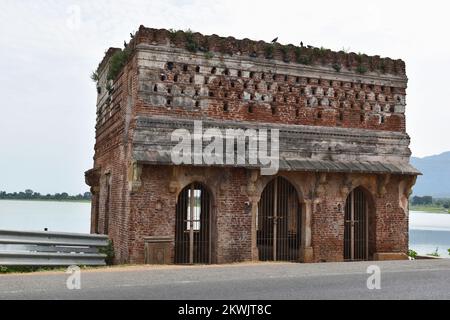 Kabutarkhana Baradari, ein Wasserpavillon am Ufer von Vada Talao, in Ziegelsteinen gebaut, Champaner-Pavagadh Archäologischer Park, ein UNESCO-Weltkulturerbe S. Stockfoto