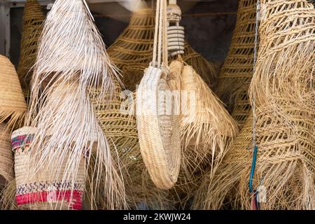 Handgemachte Strohkörbe im Souvenirladen auf dem alten Markt von Nabeul. Stockfoto