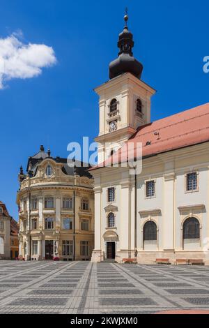 Das Gebäude des Rathauses (Primaria Municipiului Sibiu) beeindruckt mit seiner besonderen Architektur im Jugendstil. Sibiu, Rumänien Stockfoto