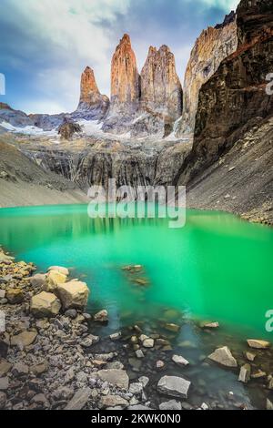 Torres Del Paine Granit bei Sonnenaufgang und Seenreflexion, chilenisches Patagonien Stockfoto