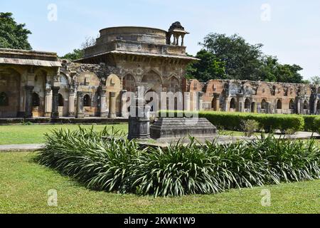 Jami Masjid, Sufi Grab und Innenhof mit aufwändigen Schnitzereien aus Stein, ein islamisches Denkmal wurde 1509 von Sultan Mahmud Begada, Champaner-Pava, erbaut Stockfoto