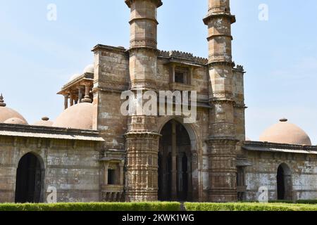 Jami Masjid mit aufwändigen Schnitzereien in Stein, Front Close Up, ein islamisches Denkmal wurde 1509 von Sultan Mahmud Begada, Champaner-Pavagadh Archa, erbaut Stockfoto