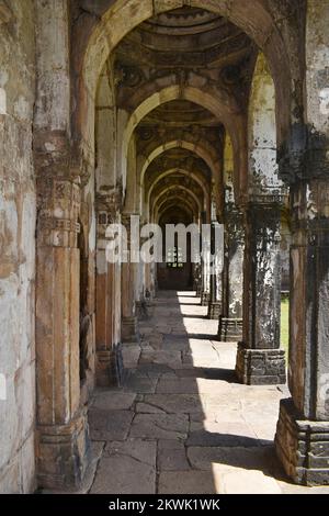 Jami Masjid, ein Korridor des Archway mit komplexen Schnitzereien in Stein, ein islamisches Denkmal wurde 1509 von Sultan Mahmud Begada, dem Champaner-Pavagadh Arc, erbaut Stockfoto