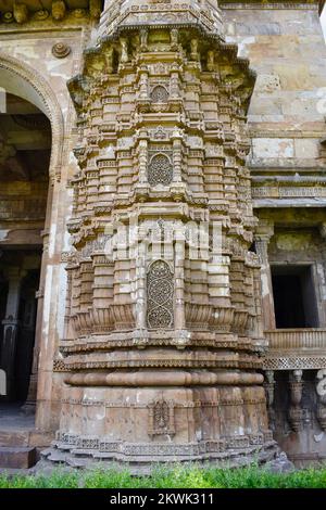 Jami Masjid, Minarett vorne rechts mit komplexen Steinschnitzereien, ein islamisches Denkmal wurde 1509 von Sultan Mahmud Begada, dem Champaner-Pavagadh Arc, erbaut Stockfoto