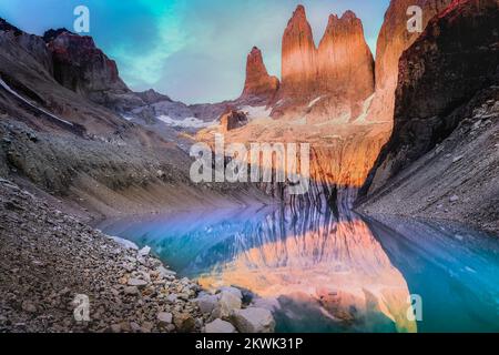 Torres Del Paine Granit bei Sonnenaufgang und Seenreflexion, chilenisches Patagonien Stockfoto