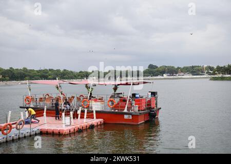 INDIEN, GUJRAT, AHMEDABAD, Oktober 2022, Tourist im schwimmenden Restaurant am Kankaria See Stockfoto